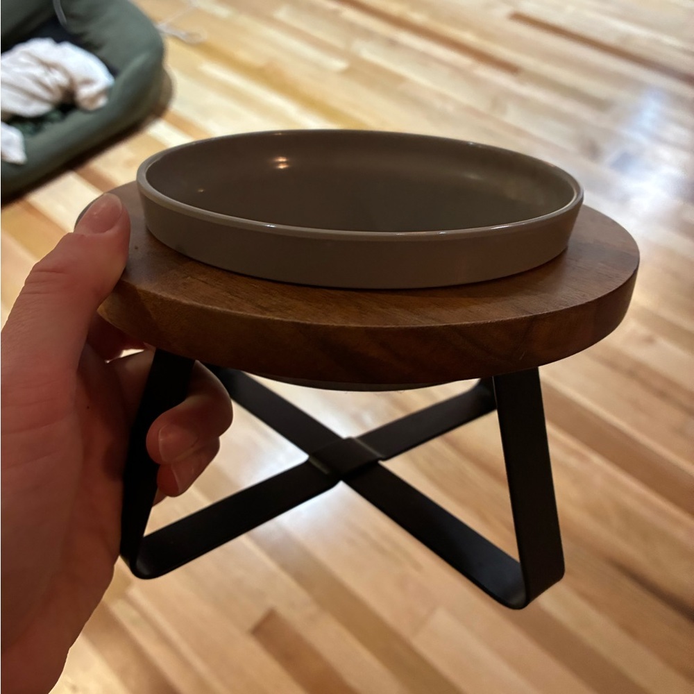 Pet food bowl